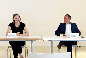 Franziska Hölscher mit Bezirkstagspräsident Kroder.