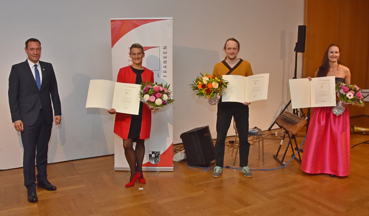 Die drei Förderpreisträger mit Bezirkstagpräsident Armin Kroder bei der Preisverleihung. 