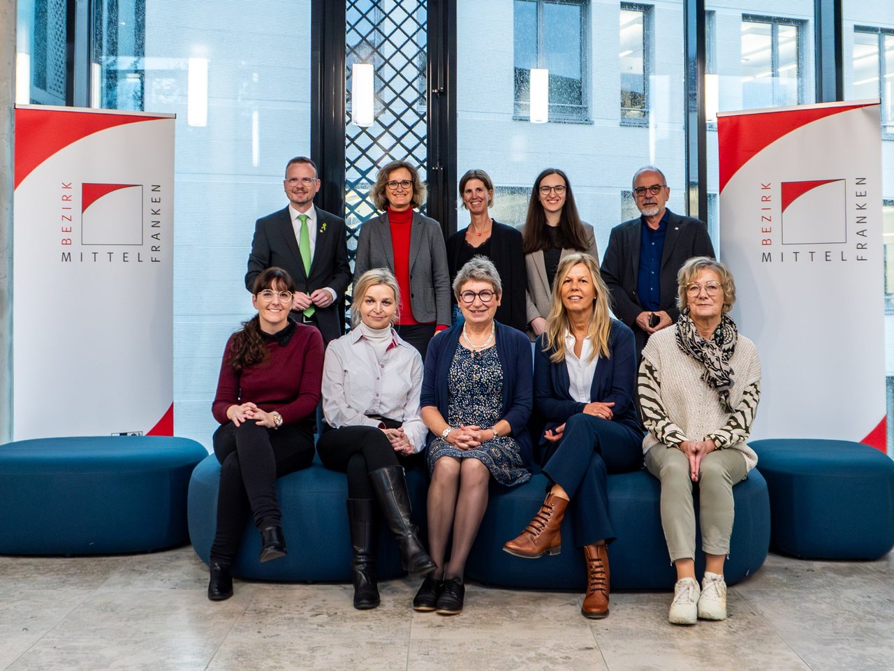 Gruppenfoto der Beteiligten Personen im Eingangsbereich des Ansbacher Bezirksrathauses.