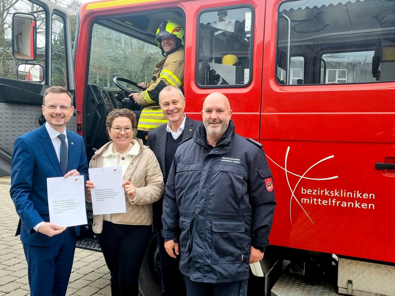 Menschen vor Feuerwehrauto