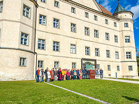 Gruppenbild der Teilnehmer der Gedenkfahrt vor Schloss Hartheim.