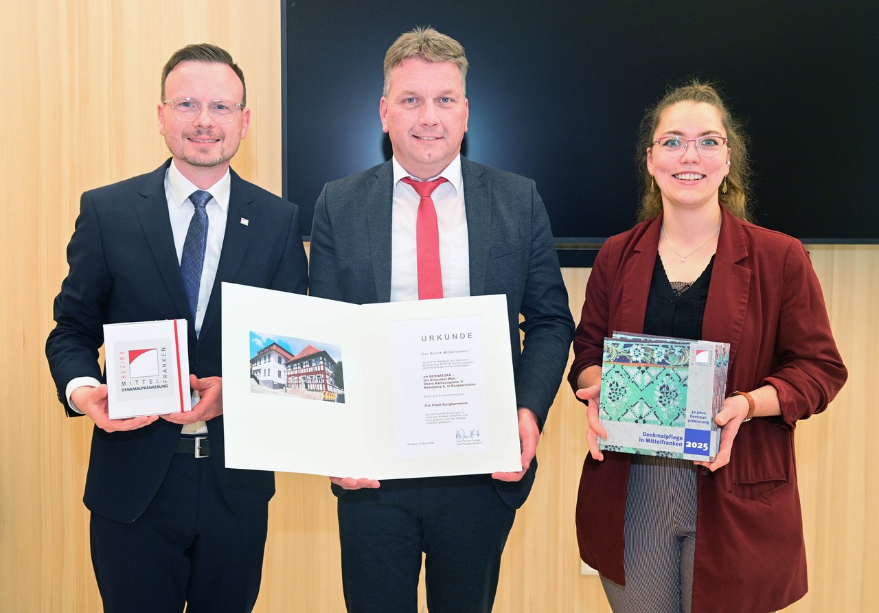 Gruppenbild mit Bezirkstagspräsident Peter Daniel Forster und Vertretern des Bernaturas Burgbernheim.
