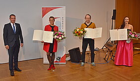 Die drei Förderpreisträger mit Bezirkstagpräsident Armin Kroder bei der Preisverleihung. 