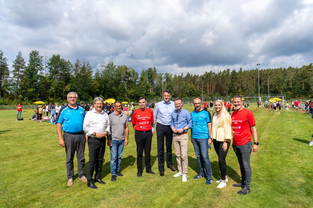 Gruppenbild auf dem Sportplatz während des Inklusionssportfestes.