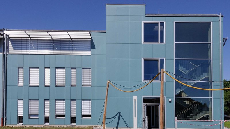 Außenansicht des Anbaus des Bertha-von-Suttner-Zentrums.