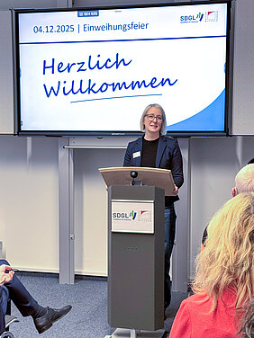 Mensch an Rednerpult