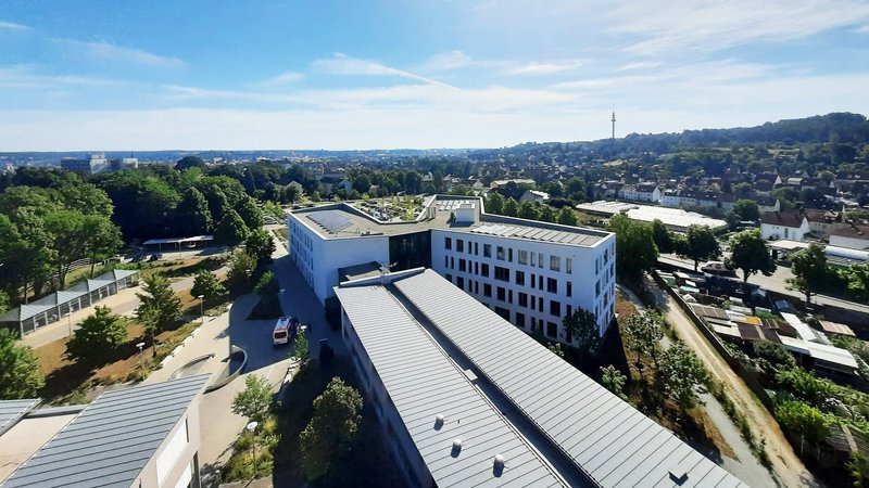 Luftbildaufnahme des Bezirksrathauses in Ansbach
