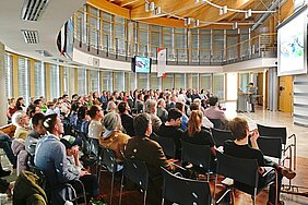 Der Sitzungssaal im Ansbacher Bezirksrathaus ist voll besetzt. Das Publikum lauscht der Rednerin am Pult.