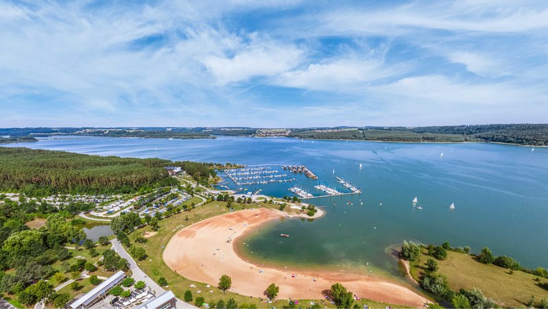 Luftaufnahme vom Brombachsee. Zu sehen ist auch ein Badestrand und umliegendes Festland
