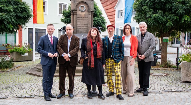 Gruppenfoto der Preisträger vor dem Brunnen in Wolframs-Eschenbach