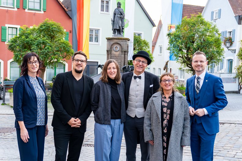 Gruppenfoto der Preisträger vor dem Brunnen in Wolframs-Eschenbach