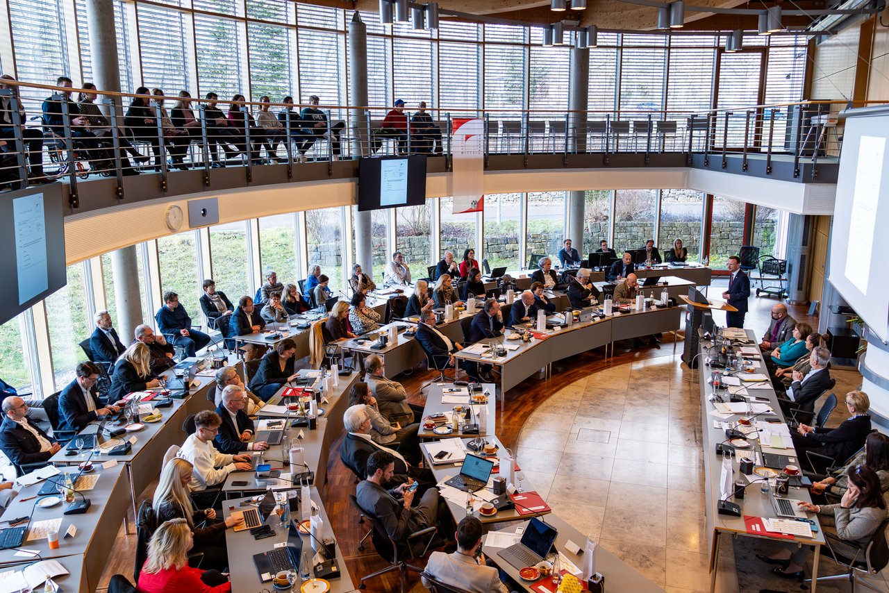 Menschen sitzen im Saal