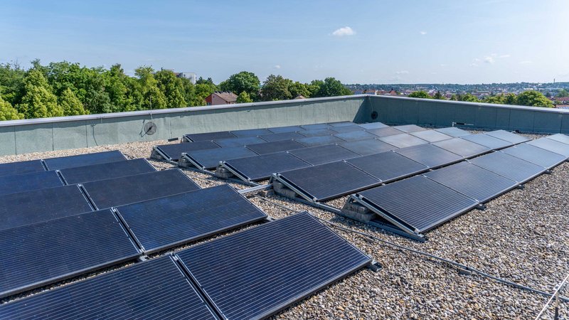 Bild der Solarpanele auf dem Dach des Bezirksrathauses.