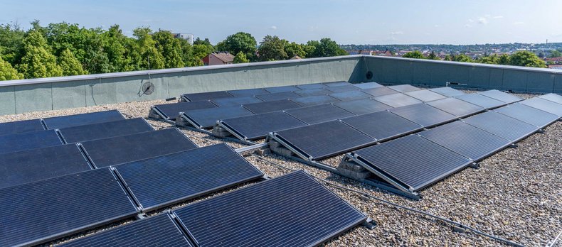 Bild der Solarpanele auf dem Dach des Bezirksrathauses.