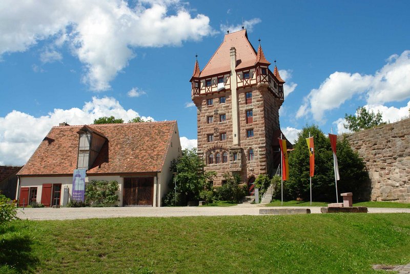 Foto aus dem Innenhof der Burg Abenberg. Der Fokus liegt auf dem Burgturm.