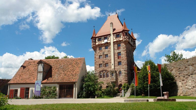 Blick in den Innenhof der Burg Abenberg. Vor allem der Burgturm sticht dabei ins Auge.