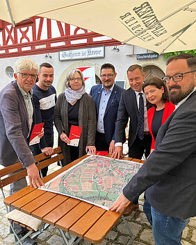 Gruppenfoto mit den Teilnehmenden des Pressegesprächs.