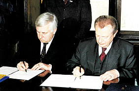 Der damalige Bezirkstagspräsident Gerd Lohwasser (links) und der damalige Marschall Zan Zarebski (rechts) bei der Unterzeichnung der Partnerschaftsurkunde.