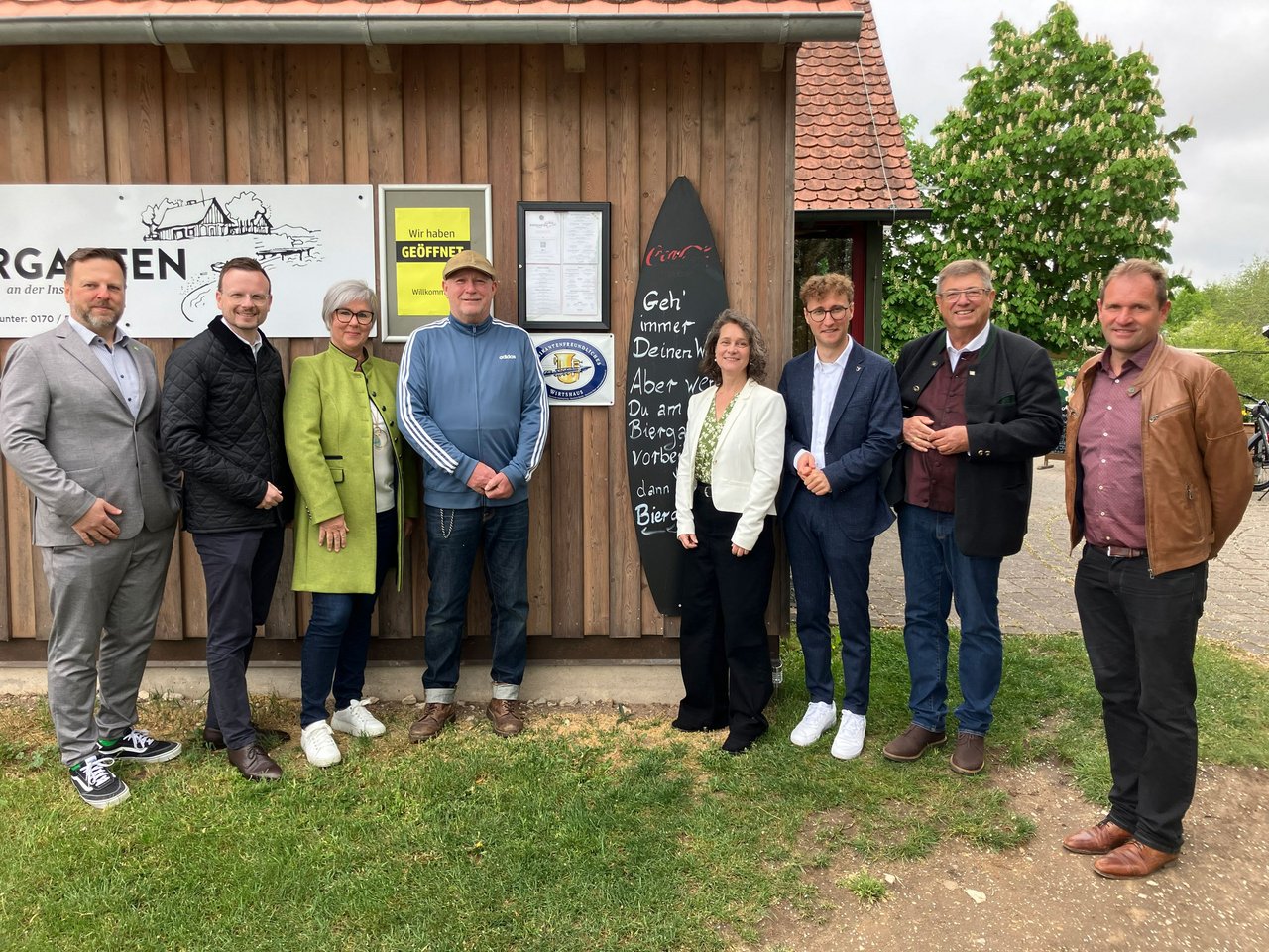 Die genannten Personen bei der nachgeholten Ehrung in Ornbau stehen vor dem Gebäude des des Biergartens.