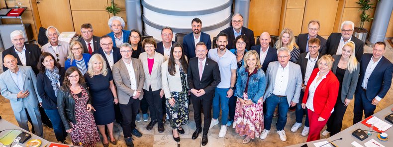 Gruppenbild aller 30 Bezirkstagsmitglieder.