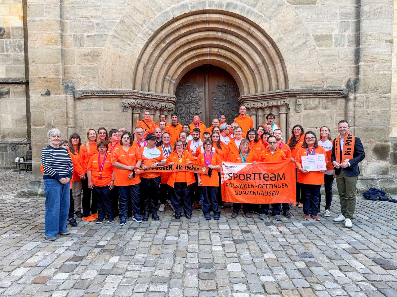Gruppenfoto des Sportteams mit Bezirkstagspräsident Peter Daniel Forster am Dinkelsbühler Münster.