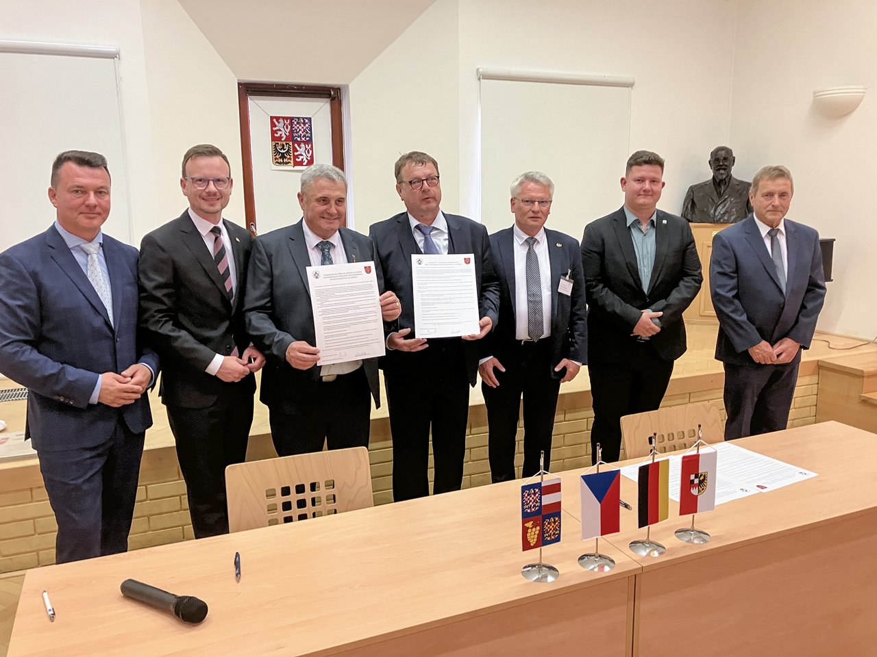 Nach der Unterzeichnung der Partnerschaftsvereinbarung