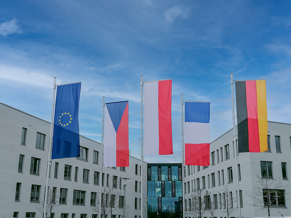 Flaggen vor dem Bezirksrathaus: EU, Tschechische Republik, Polen, Frankreich, Deutschland