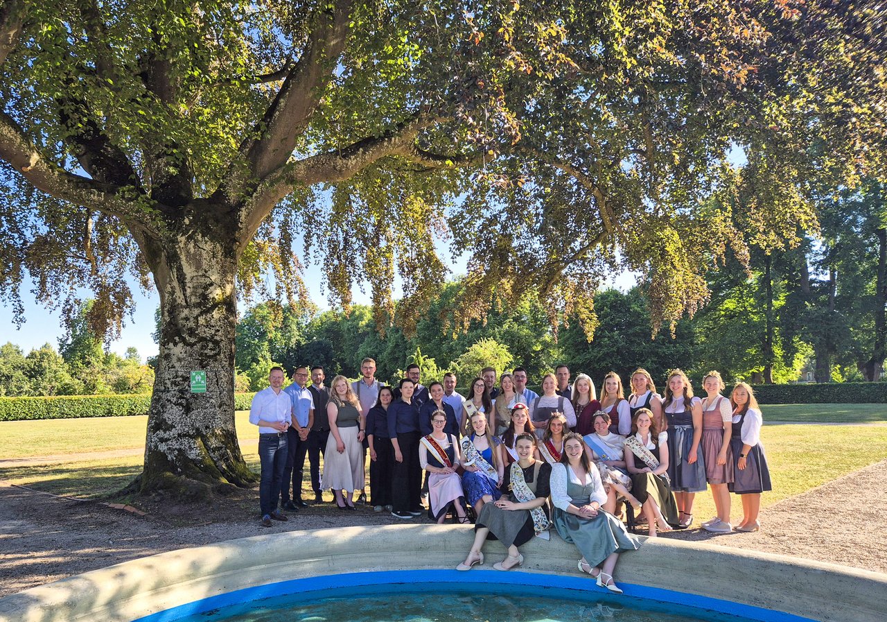 Gruppenfoto von Bezirkstagspräsident Peter Daniel Forster mit zahlreichen Produkthoheiten in Triesdorf.