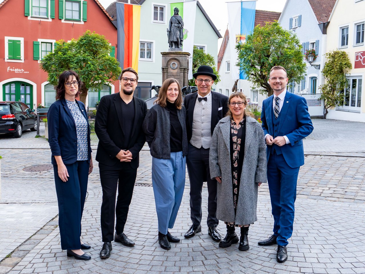 Gruppenfoto der Preisträger mit Bezirkstagspräsident Peter Daniel Forster und Kulturreferentin Dr. Annett Haberlah-Pohl.