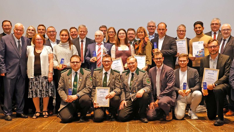 Gruppenbild zahlreicher geehrter Sportler.