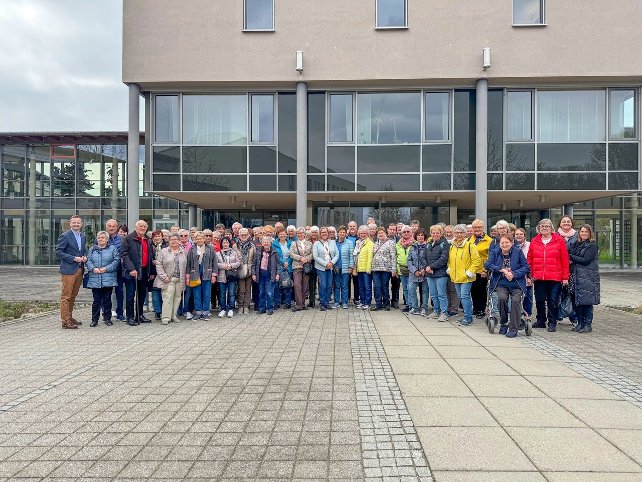 Gruppenbild des Schwabacher Seniorenrats mit Bezirkstagspräsident Peter Daniel Forster vor dem Bezirksrathaus in Ansbach.