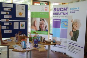 Im Sitzungssaal des Ansbacher Bezirksrathauses stehen Rollups verschiedener Beratungsstellen.