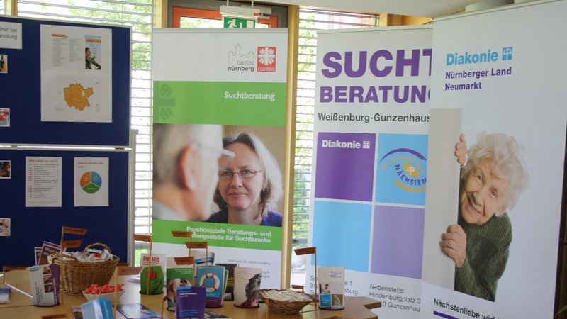 Im Sitzungssaal des Ansbacher Bezirksrathauses stehen Rollups verschiedener Beratungsstellen.