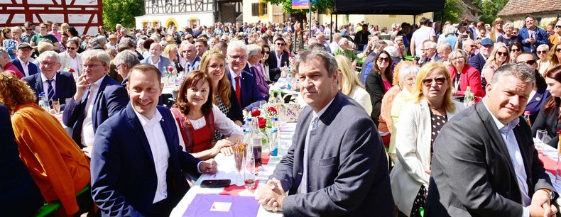 Foto auf die sitzende Menge, die auf die Bühne schaut beim Tag der Franken 2023 im bad Windsheimer Freilandmuseum.
