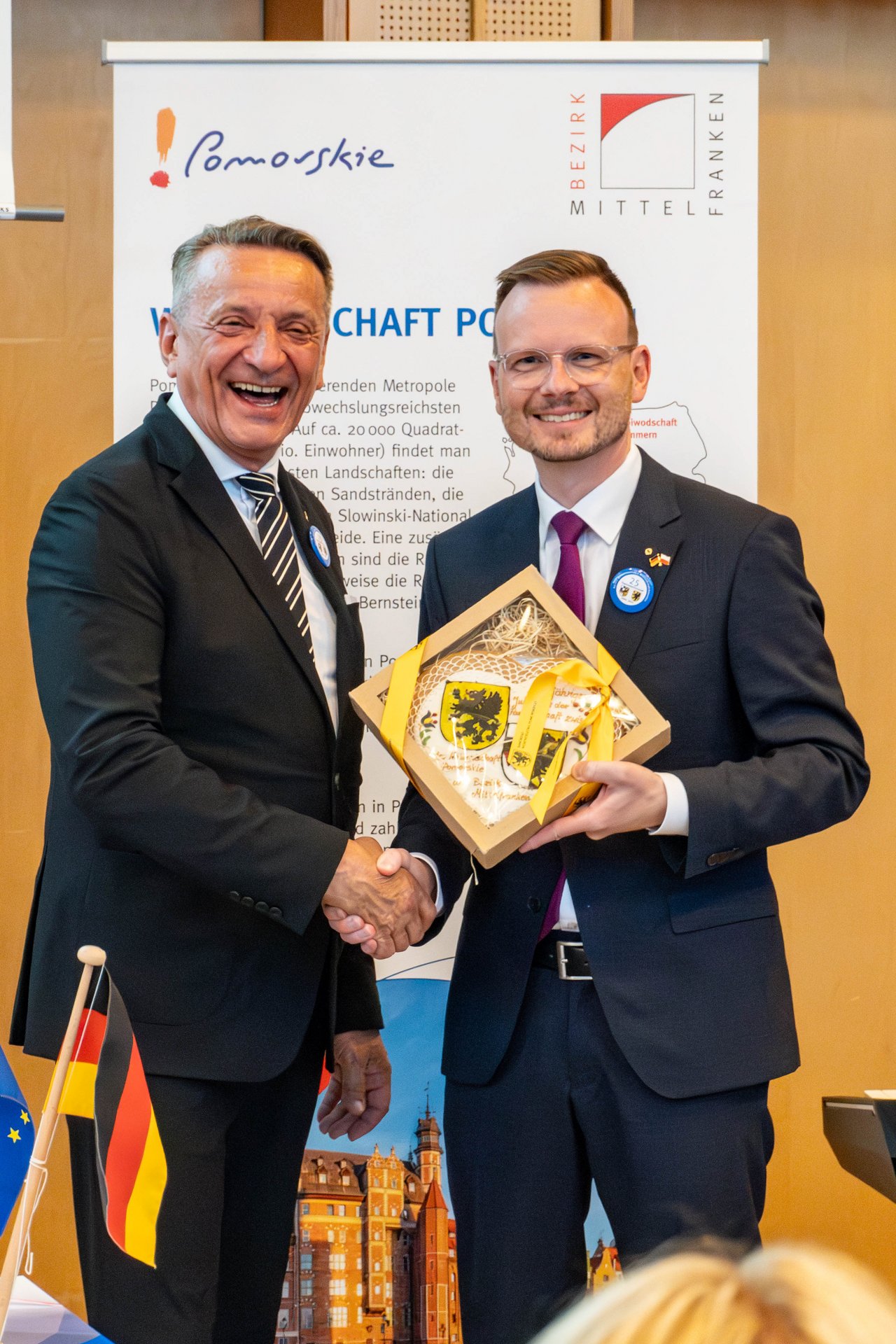 Peter Daniel Forster und Leszek Bonna bei der Übergabe eines Geschenkes.