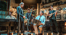 Gruppe von Menschen beim Musizieren