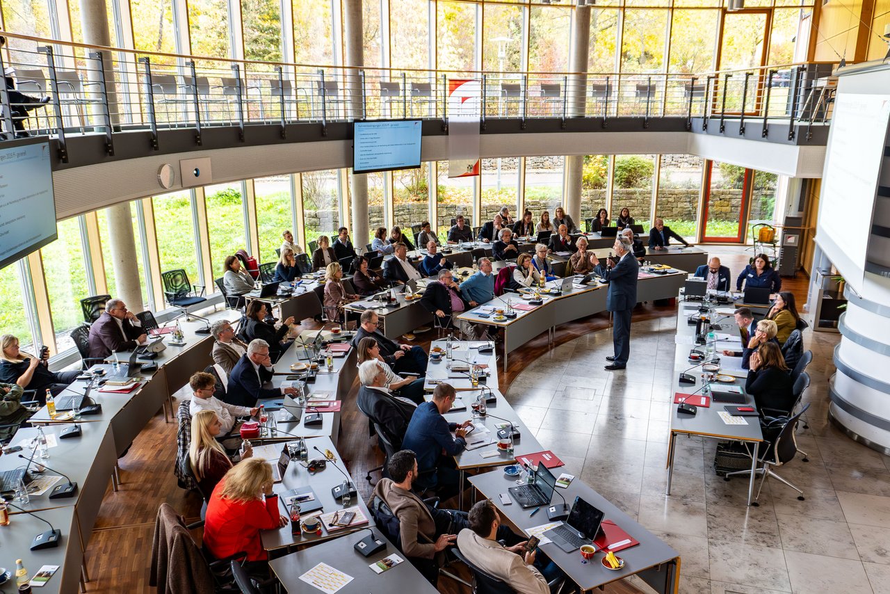 In der heutigen Sitzung des Bezirkstages von Mittelfranken präsentierte Bezirkskämmerer Fritz Weispfenning den Haushaltsentwurf 2026.