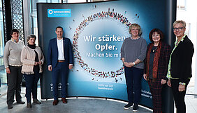 Gruppenfoto vor der Image-Wand des Weißen Rings.