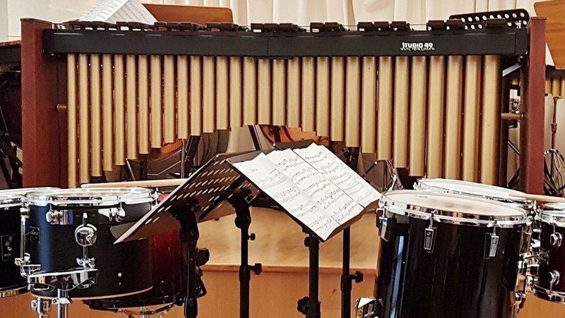 Foto von mehreren Instrumenten, die nebeneinander stehen.