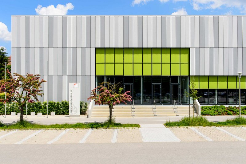 Außenansicht der Maschinenbauschule Ansbach.