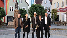 Die vier Preisträger, eine Frau und drei Männer, stehen mit Bezirkstagspräsident Armin Kroder auf dem Vorplatz des Rathauses in Wolframs-Eschenbach.
