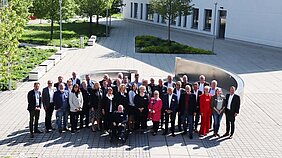 Gruppenfoto vor dem Bezirksrathaus.