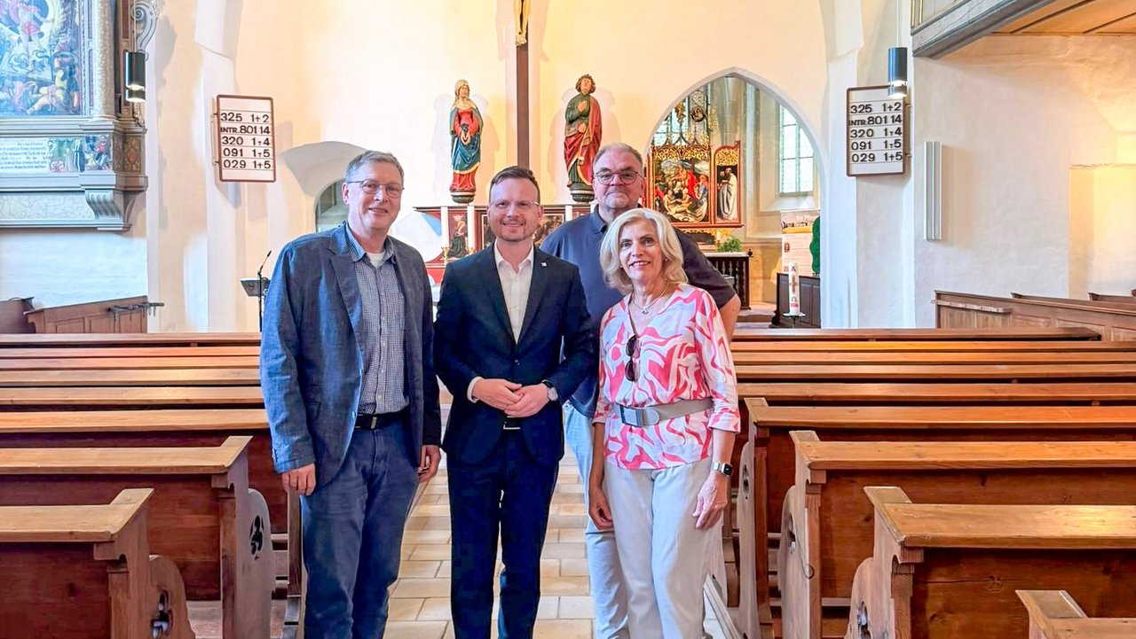 Gruppenfoto in der Kirche.
