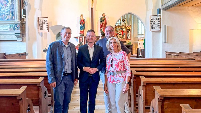 Gruppenfoto in der Kirche.