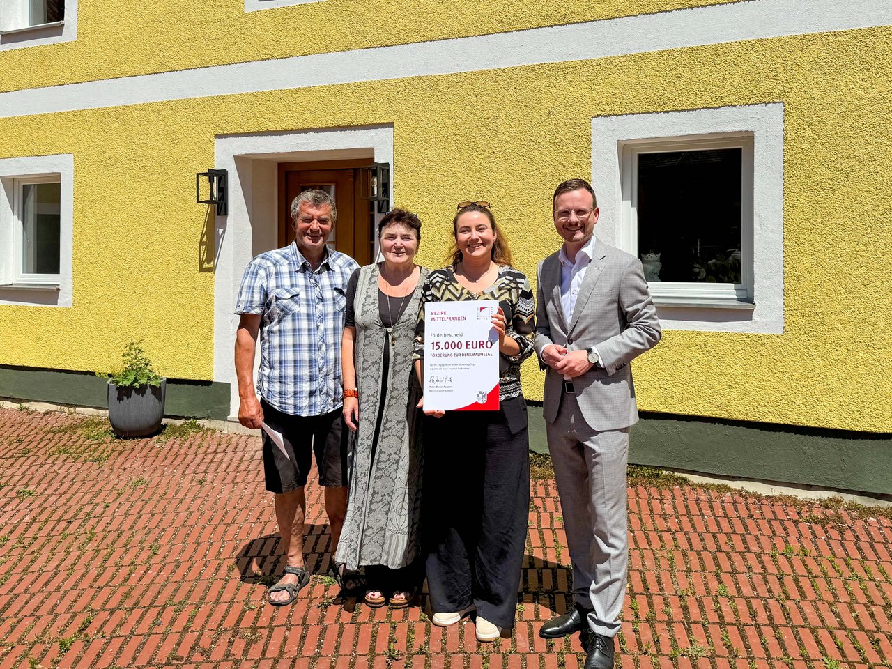 Gruppenbild vor dem Gebäude im Hof.