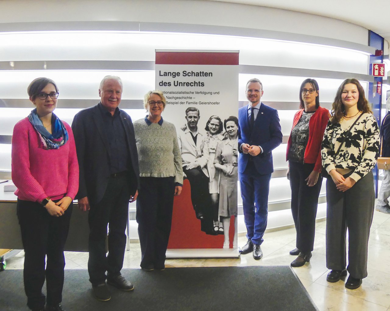 Menschen stehen an einem Ausstellungsort