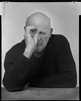 Schwarz-Weiß-Bild von einem Mann