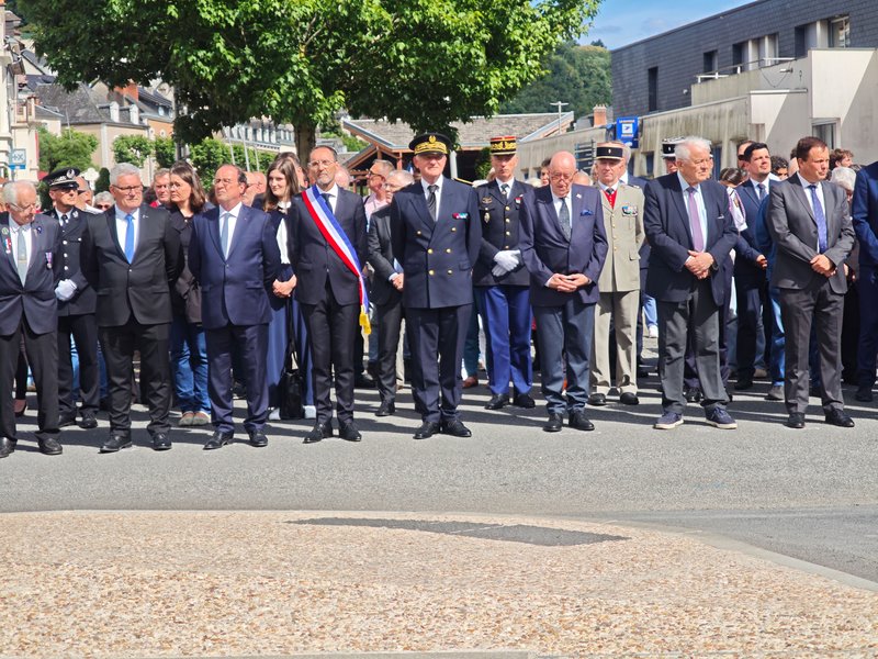Gruppenbild zahlreicher Menschen während der Gedenkveranstaltung in Tulle.