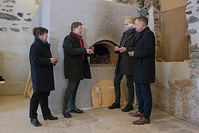 Pressebild vor dem Schwitzofen im Badhaus mit Bezirkstagspräsident Armin Kroder.