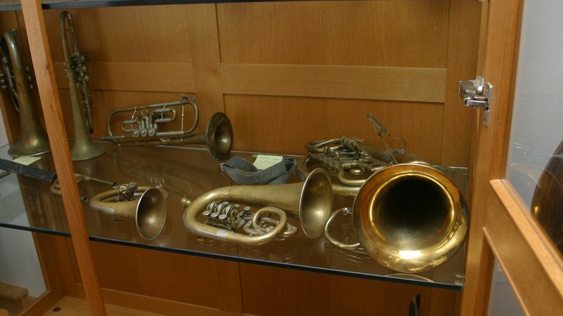 Trompeten, die in einem Schrank liegen.